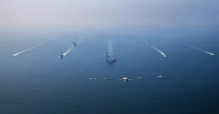 আকাশ ও সমুদ্রপথে যুক্তরাষ্ট্রের হামলা